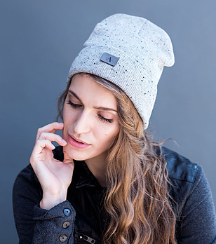 Unisex плетена шапка в светлосив меланж снимка