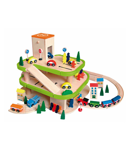 Дървен гараж с аксесоари снимка