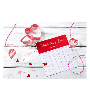Постелка в бяло и червено Celebrating Love снимка