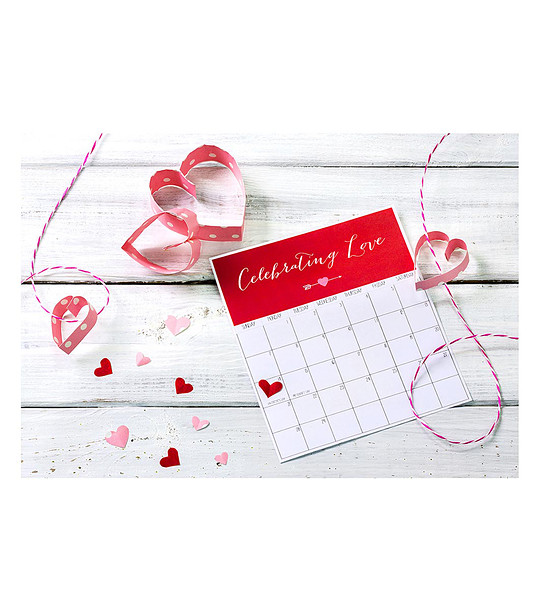 Постелка в бяло и червено Celebrating Love снимка