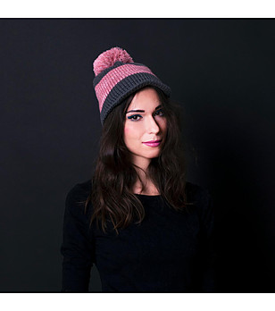 Unisex шапка в сиво и розово с плетена козирка снимка