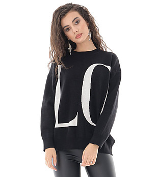 Черен дамски пуловер с бял надпис снимка