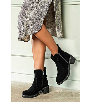 Велурени дамски боти на ток в черно Aline снимка