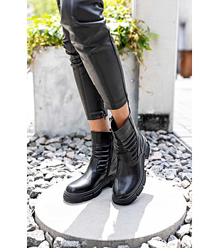 Черни дамски боти с масивна подметка Ambala снимка