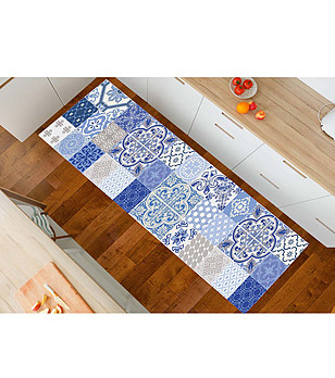 Постелка в бяло и и синьо с принт 180х52 см снимка