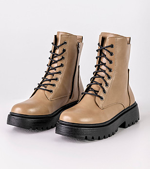 Бежови дамски боти Berta снимка