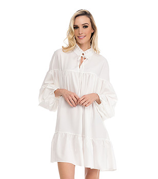 Бяла рокля с памук снимка