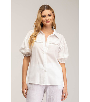 Бяла дамска памучна риза снимка