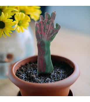 Забавна зомби ръка снимка