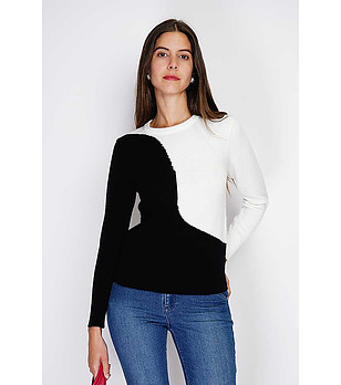 Дамски пуловер в бяло и черно снимка