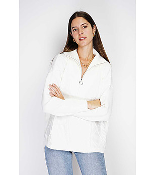 Дамски пуловер в екрю с висока яка снимка