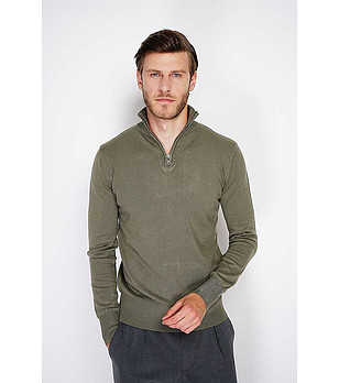 Мъжки пуловер в цвят каки с висока яка снимка