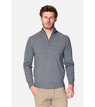 Сив мъжки пуловер с висока яка снимка