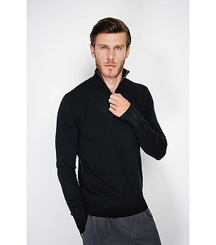 Черен мъжки пуловер с висока яка снимка
