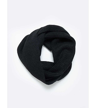 Дамски черен шал POLENI снимка