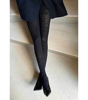 Плътен черен фигурален чорапогащник Nella снимка