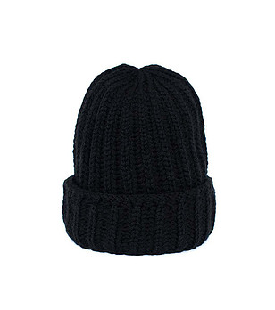 Зимна топла unisex шапка в черно снимка