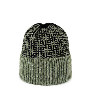 Зимна unisex шапка в черно и зелено снимка