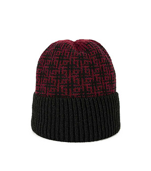 Зимна unisex шапка в черно и червено снимка