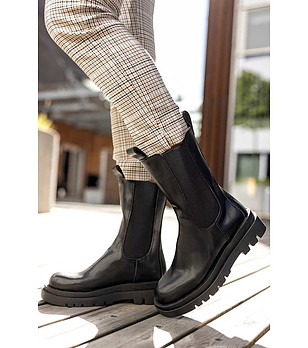 Черни дамски боти челси снимка