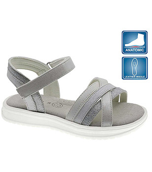 Детски анатомични сандали в перлен нюанс и сребристо снимка