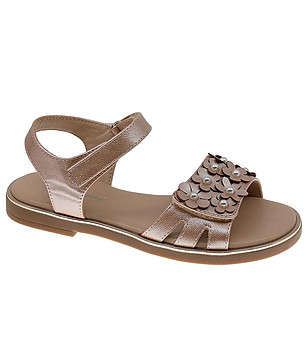 Детски сандали в цвят корал с флорална декорация снимка