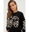 Дамска черна блуза с флорални мотиви-3 снимка