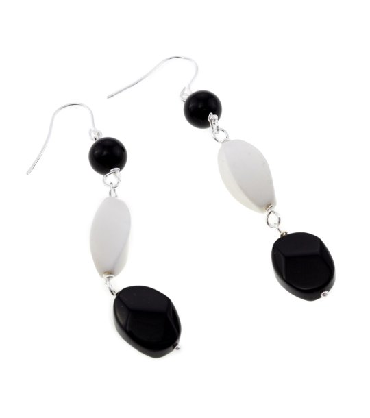 Обeци с черни и бели мъниста снимка