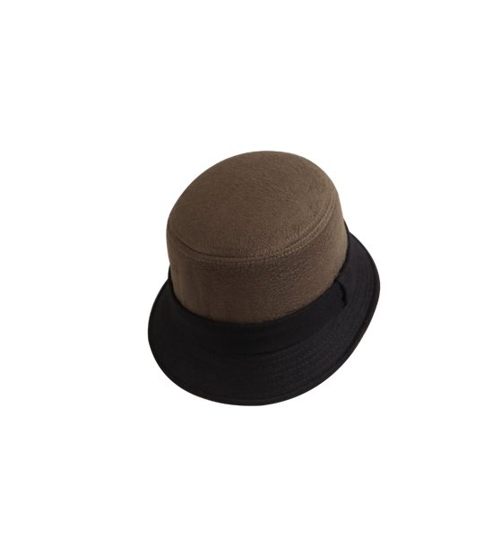 Дамска шапка в кафяво и черно снимка