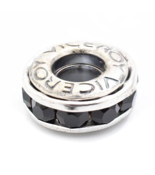 Сребрист талсиман с надпис и черни камъни снимка