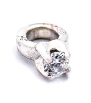 Сребрист талисман с бял камък снимка