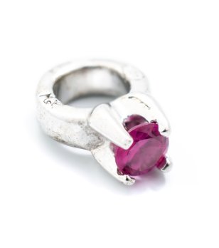 Сребрист талисман с камък в циклама снимка