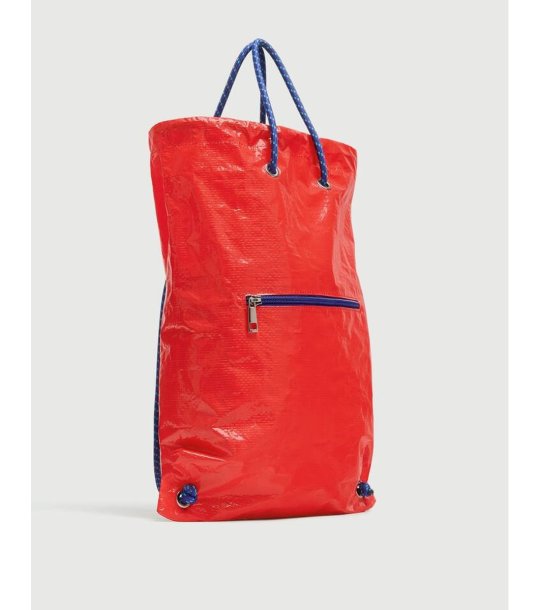 Червена раница с джоб снимка