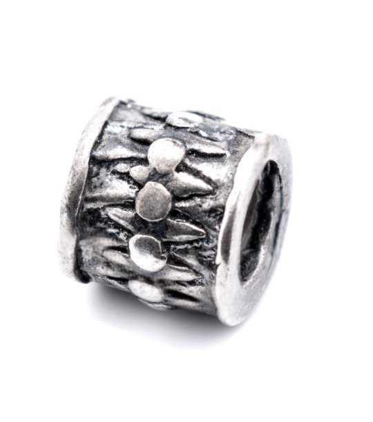 Сребрист талисман с орнаменти снимка