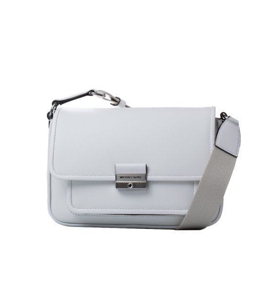 Дамска бяла чанта с магнитно закопчаване снимка