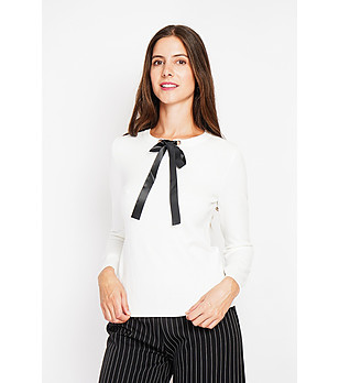 Дамски пуловер в цвят крем с черна панделка снимка