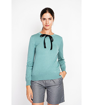 Дамски пуловер в зелено с черна панделка снимка