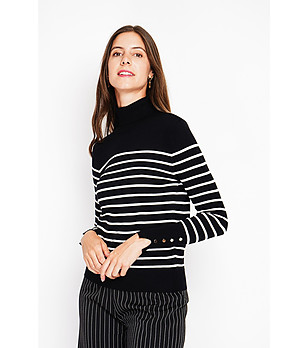 Дамски пуловер в черно на бяло райе снимка