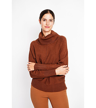 Дамски пуловер в кафява с ефектна яка снимка