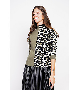 Дамски пуловер в цвят каки с леопардови шарки снимка