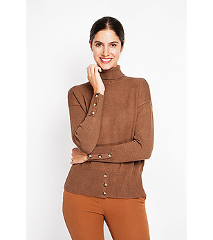 Кафяв дамски пуловер с декоративни копчета снимка