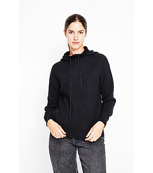 Дамски пуловер в черно с качулка снимка