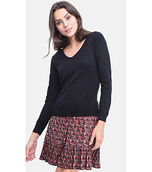 Дамски черен пуловер снимка