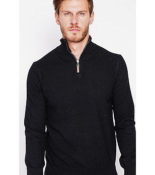 Мъжки черен пуловер с висока яка и цип снимка