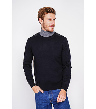 Мъжки пуловер в черно с контрастни платки снимка