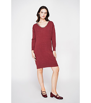 Рокля в бордо с перли снимка