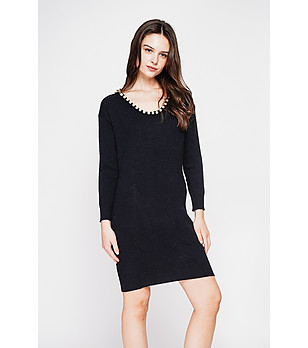 Черна рокля от фино плетиво с перли снимка