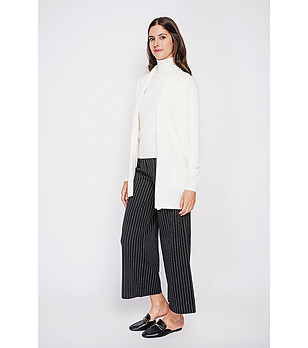 Дамска жилетка в цвят крем снимка