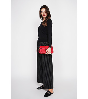 Черен дамски пуловер снимка