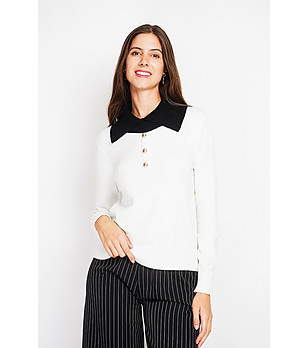 Дамски пуловер в цвят крем с тъмносиня яка снимка